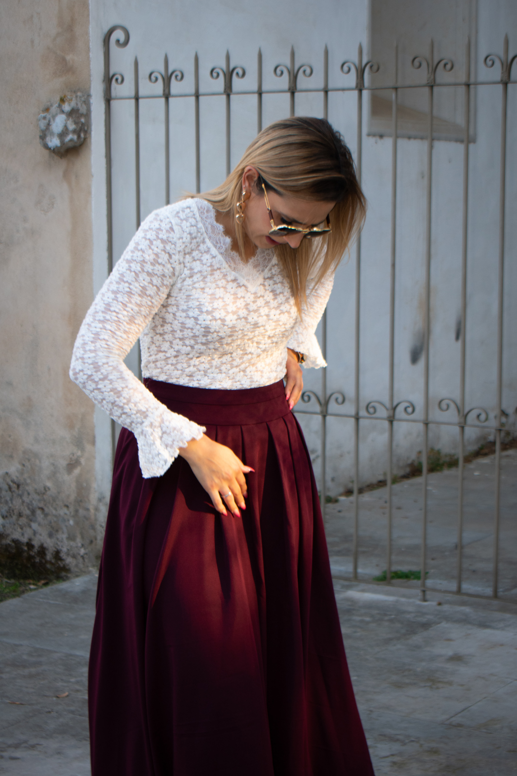 Blusa de renda floral com decote em V