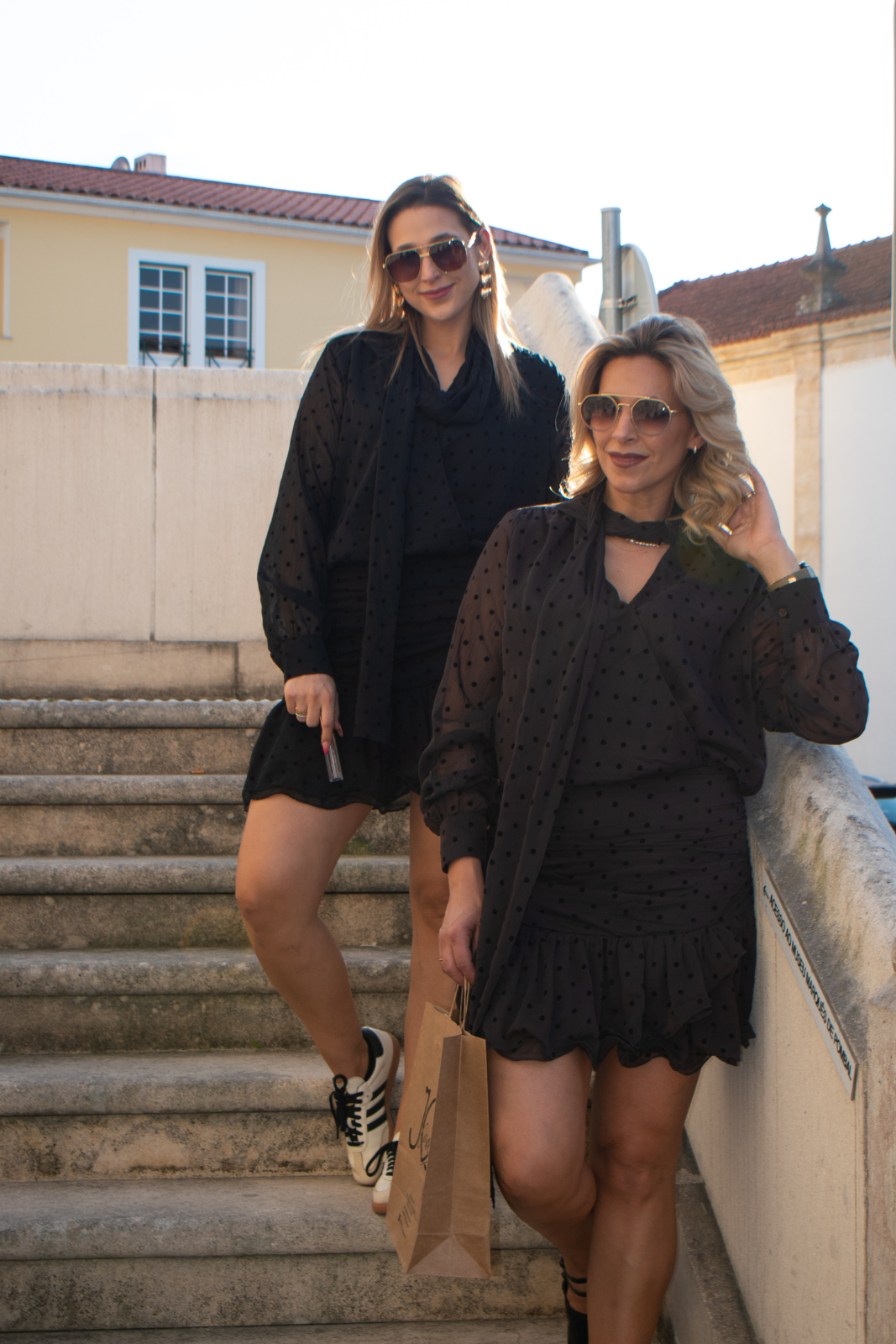 Vestido curto com padrão de bolinhas