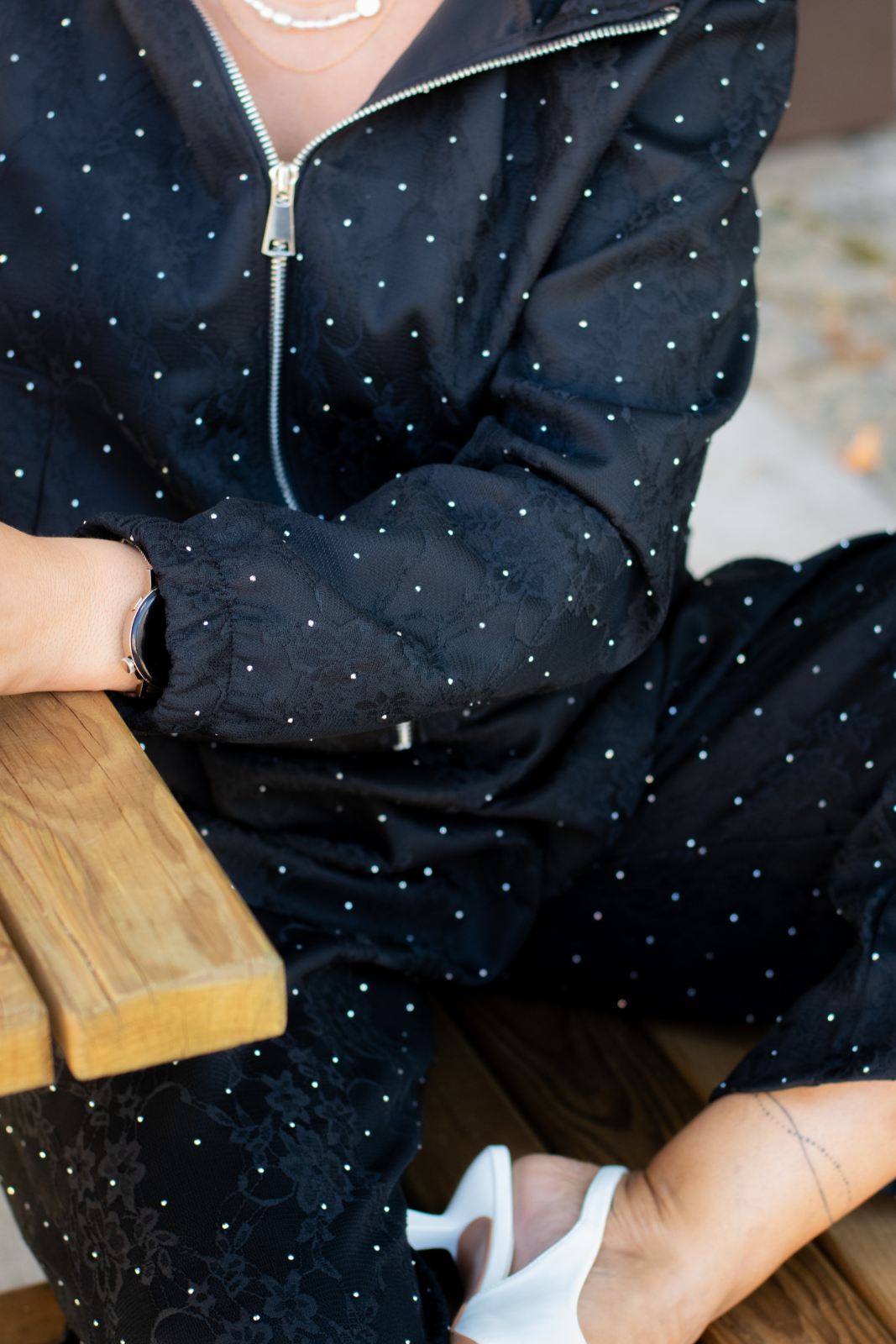 Conjunto com capuz e aplicações brilhantes