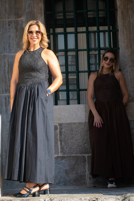 Vestido longo em renda com saia plissada