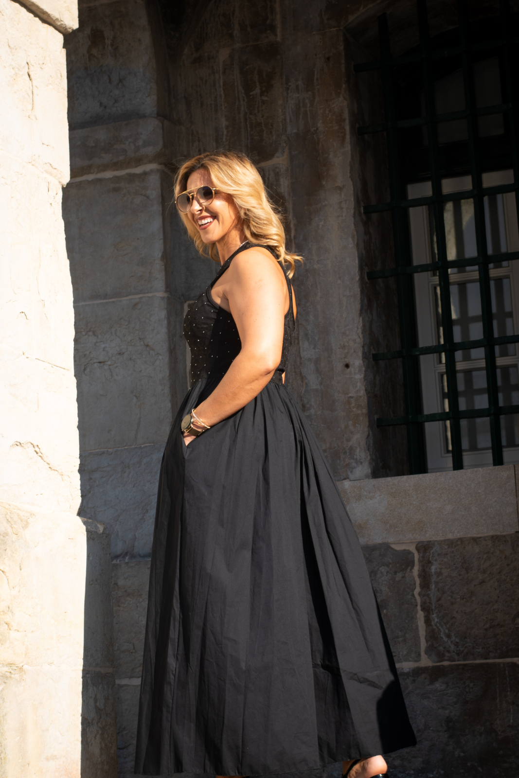 Vestido longo em renda com saia plissada