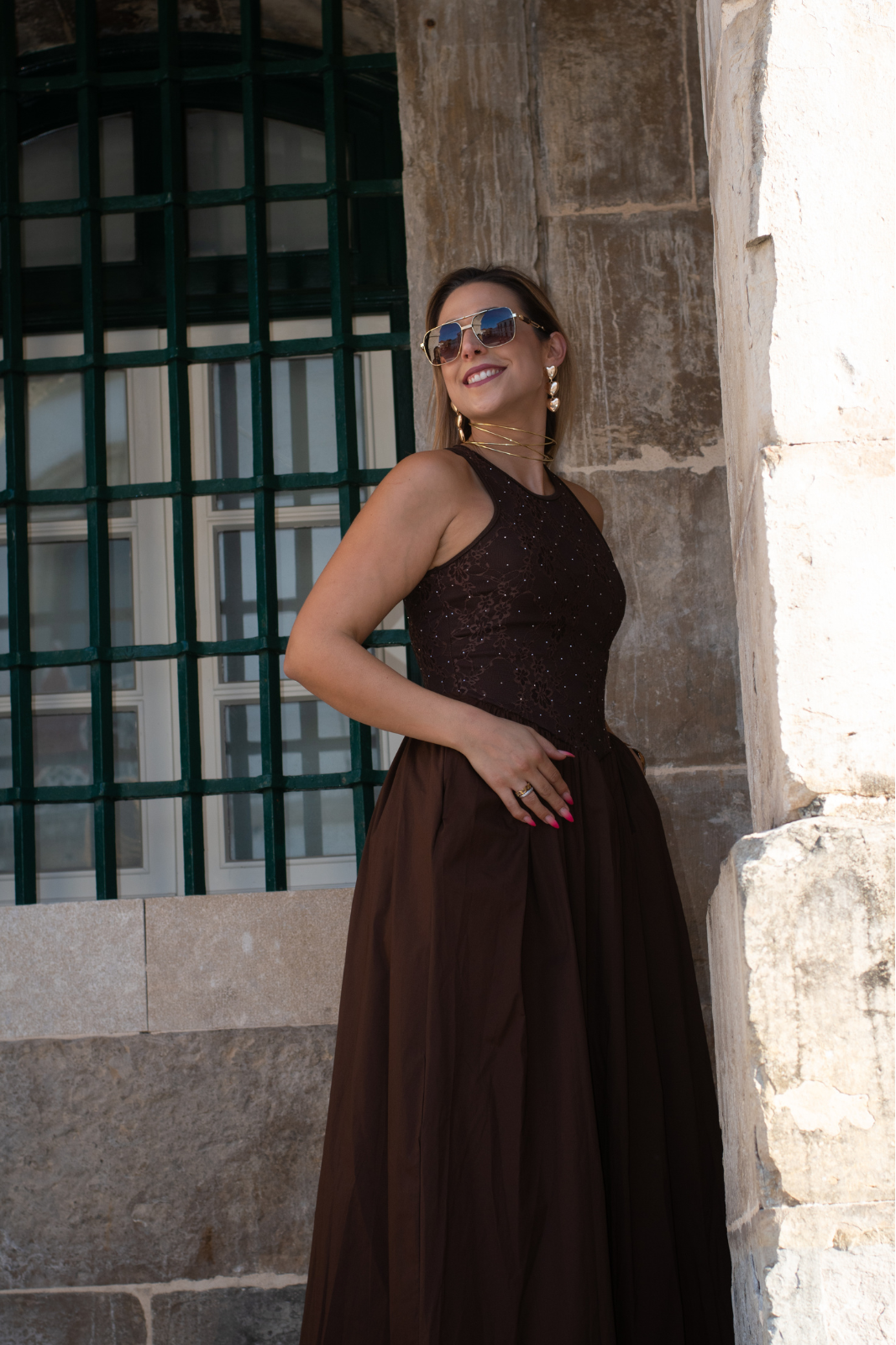 Vestido longo em renda com saia plissada