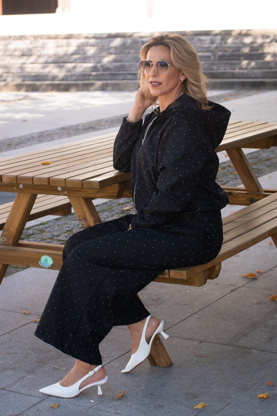 Conjunto com capuz e aplicações brilhantes