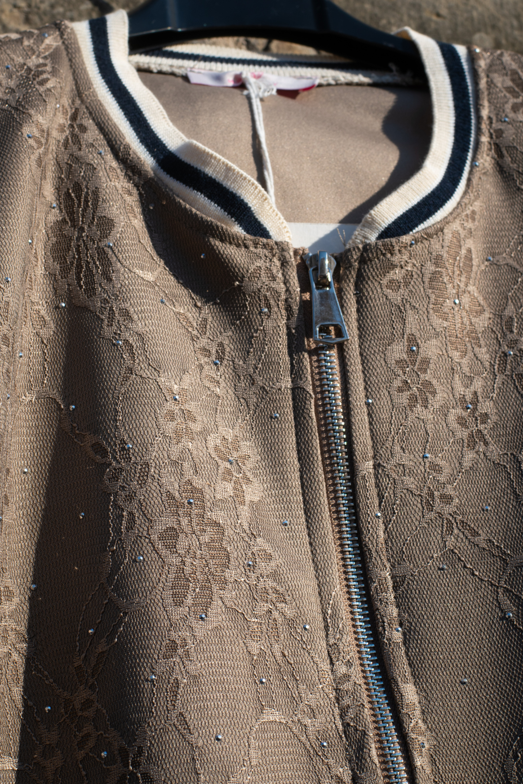 Casaco bomber em renda floral