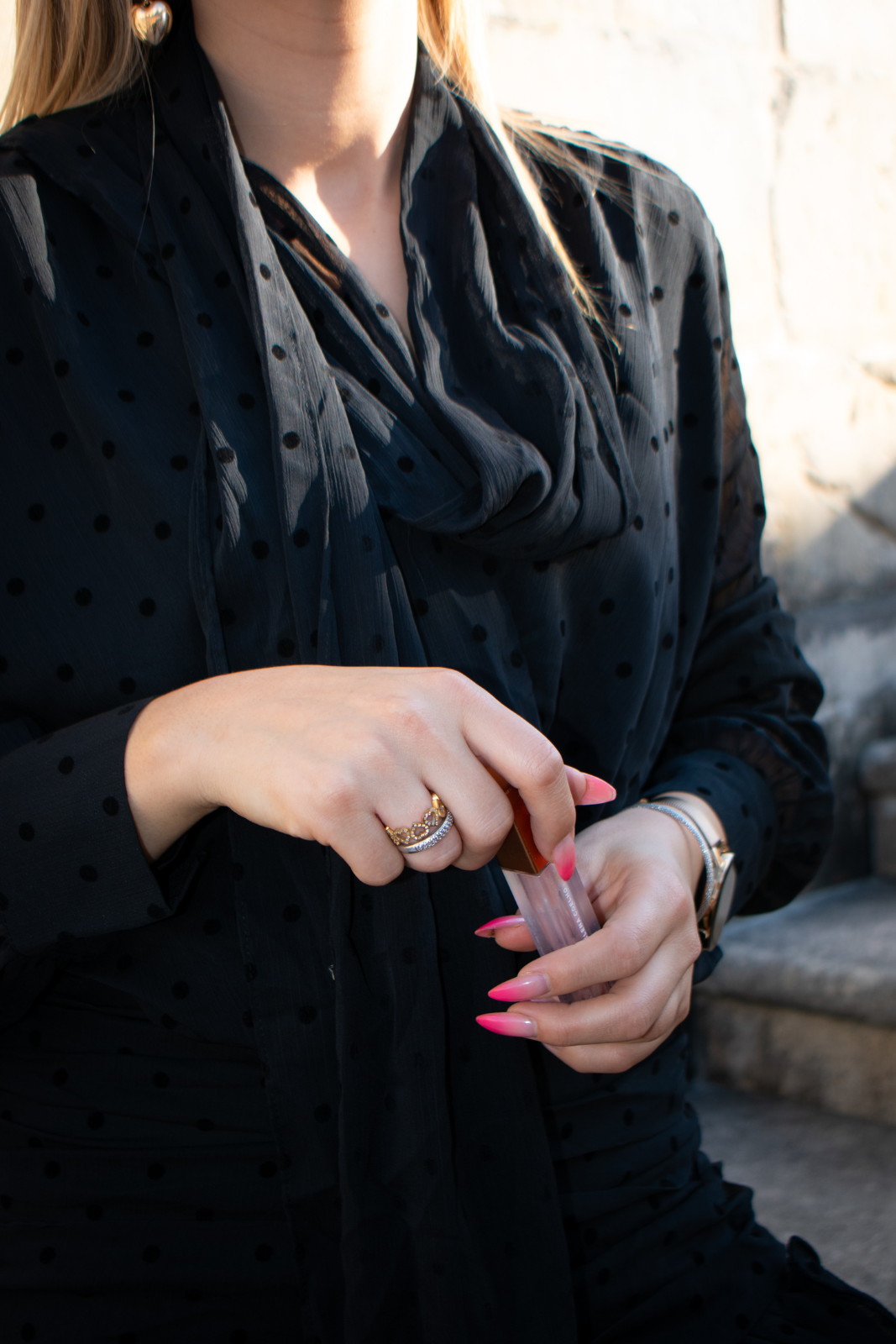 Vestido curto com padrão de bolinhas