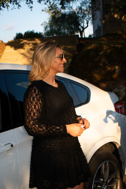 Vestido curto em renda preta com manga comprida