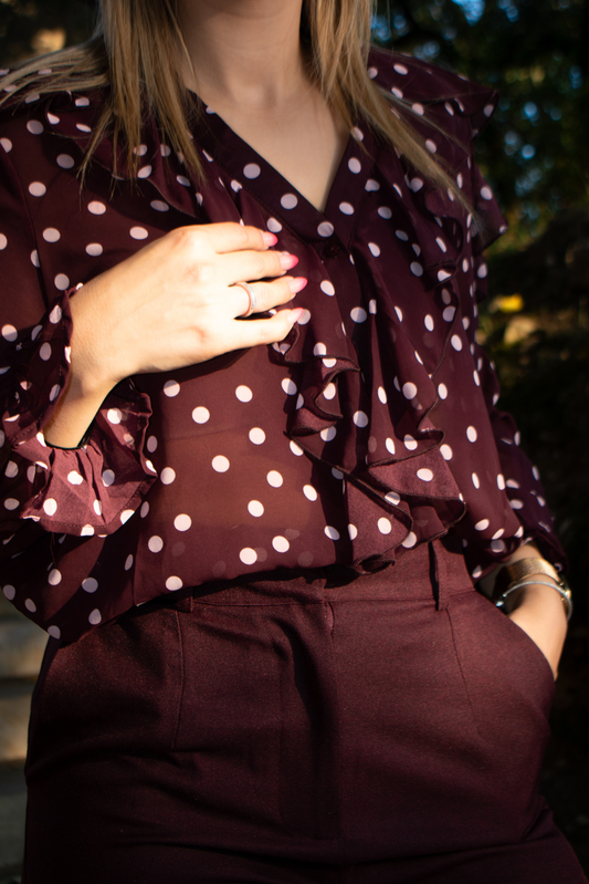 Blusa com bolinhas e folhos