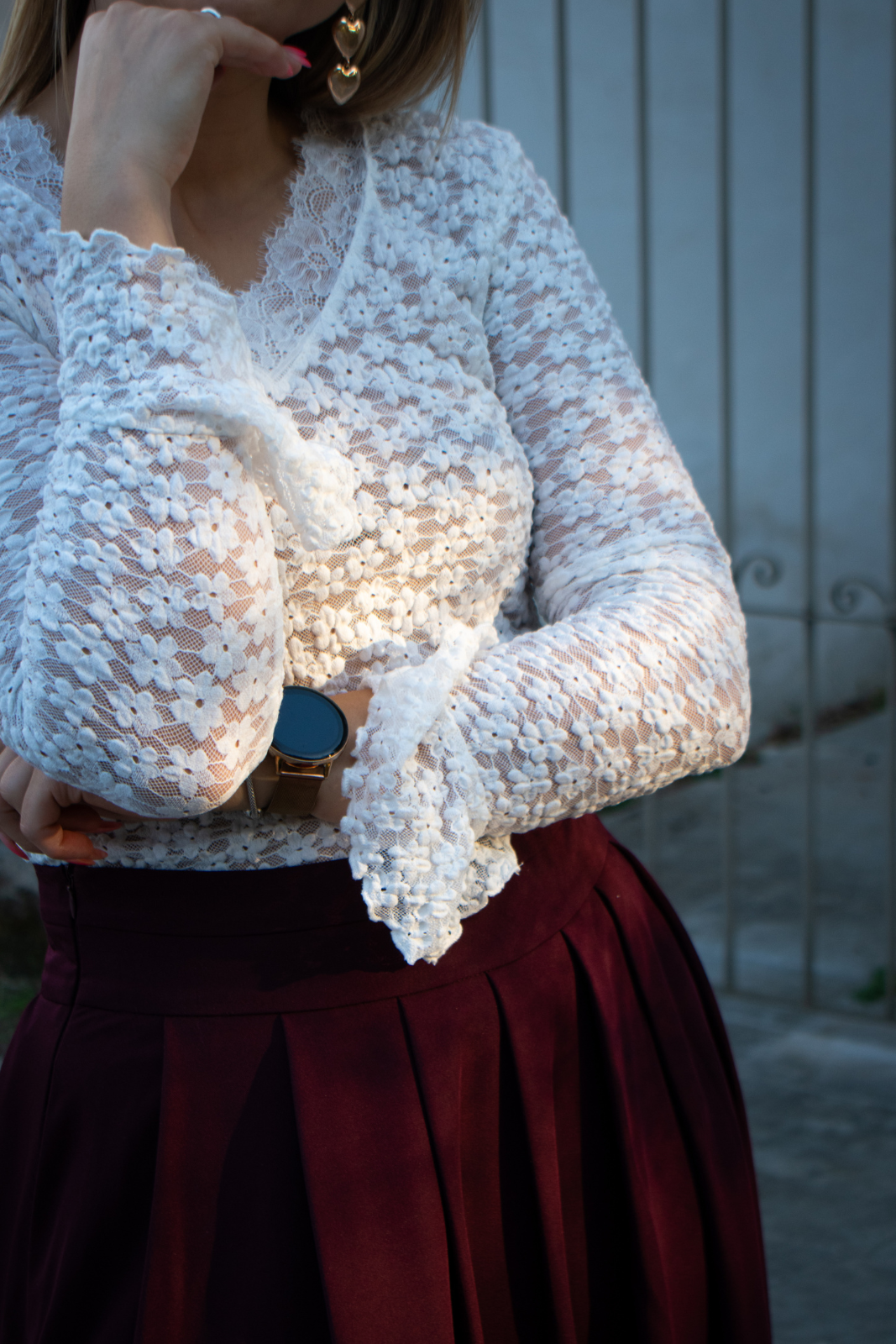 Blusa de renda floral com decote em V